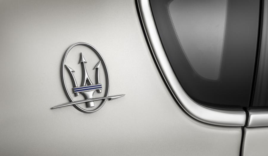 Логотип Maserati Quattroporte GTS GranSport 2016 года  (фото 7 из 46)